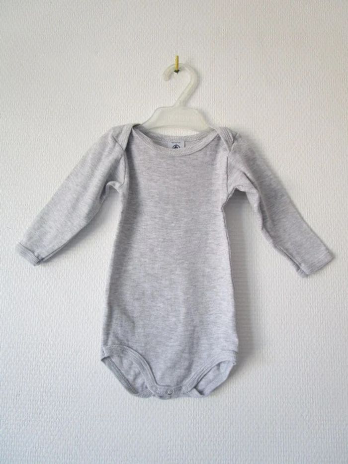 Body gris pâle Petit Bateau 6 mois TBE - photo numéro 2