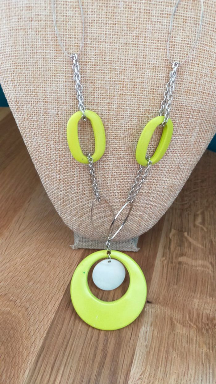 Collier vintage argenté et vert citron – Collection Émeraude Urbaine