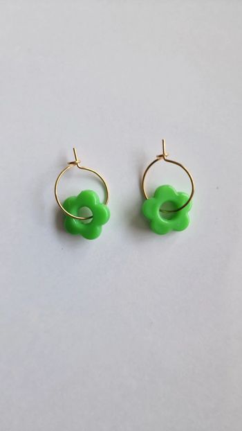 Boucle d'oreille créole fleurs vertes