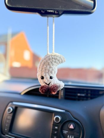 Déco rétroviseur lune blanche jellycat en crochet 