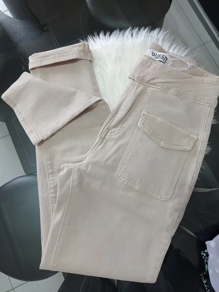 Magnifique pantalon jean's beige avec ceinture intégrée T.XS Queen Hearts - photo numéro 2