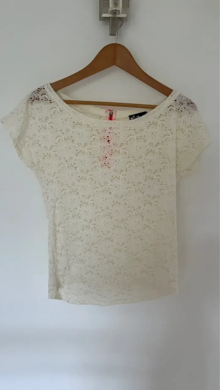 Top forme tee shirt en dentelle crème
