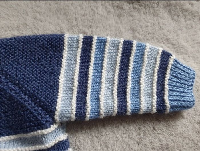 Gilet à boutons tricoté main tons bleus 6-9 mois - photo numéro 5