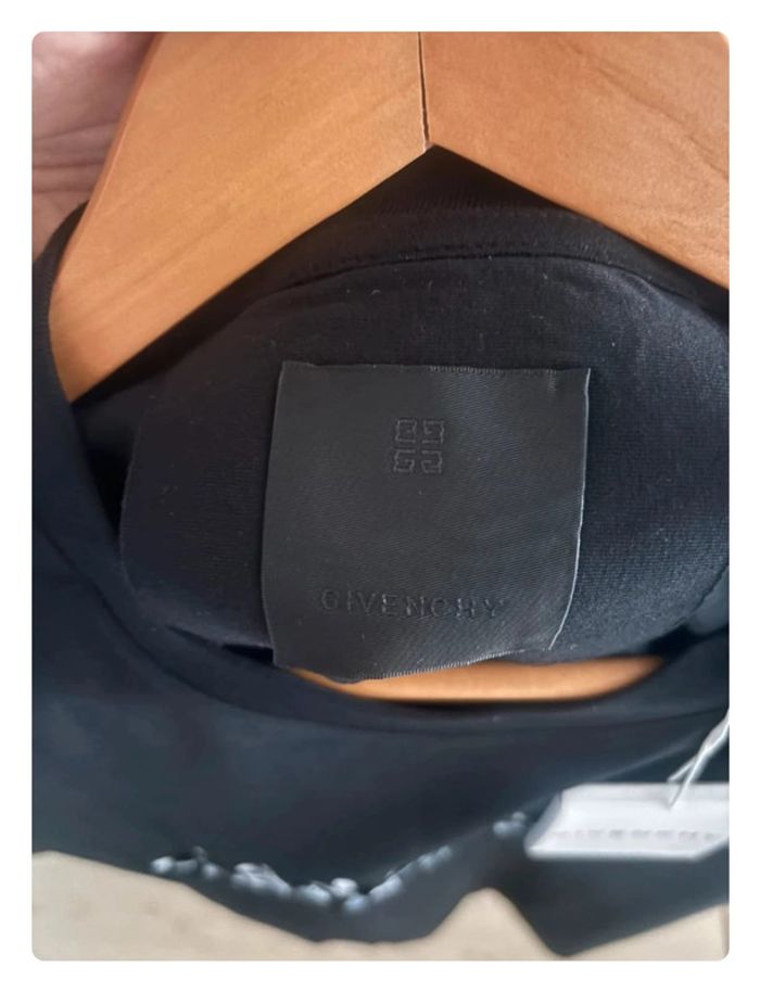 T-shirt Givenchy taille M neuf prix boutique 780€ - photo numéro 4