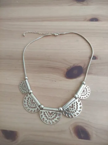 Collier couleur or très original jamais porté neuf de chez les bijoux de brigitte