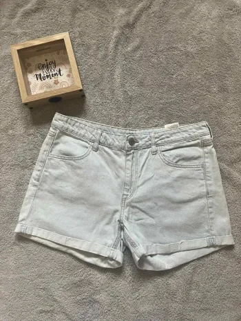 Mini short en jean clair H&M – taille 40 – 100 % coton, avec poches et passants ceinture
