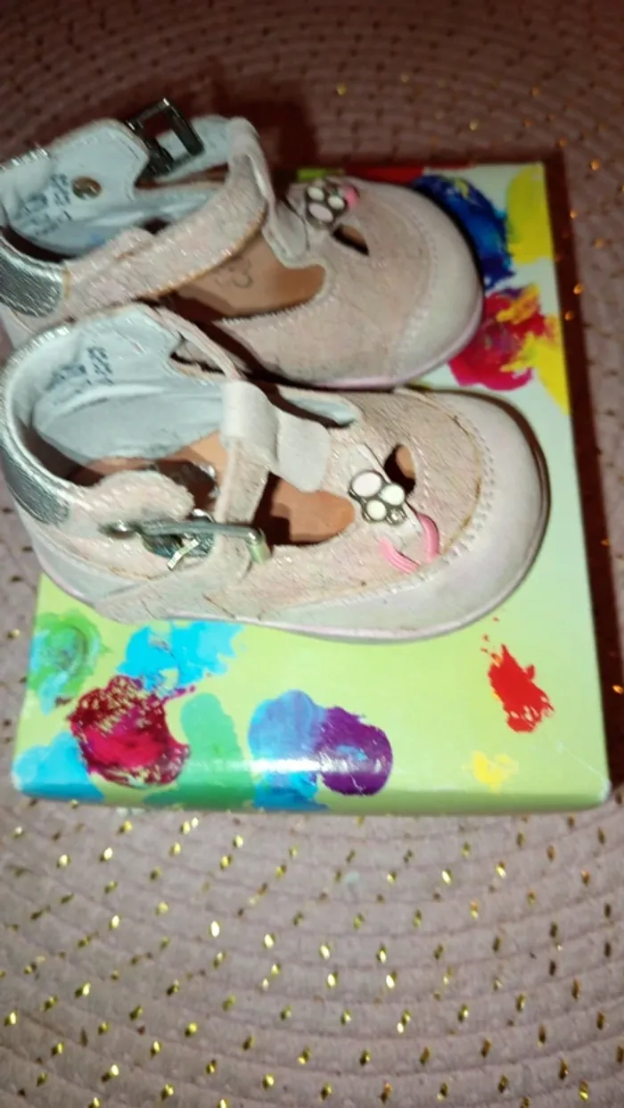 Chaussures neuves fille taille 18 - photo numéro 2