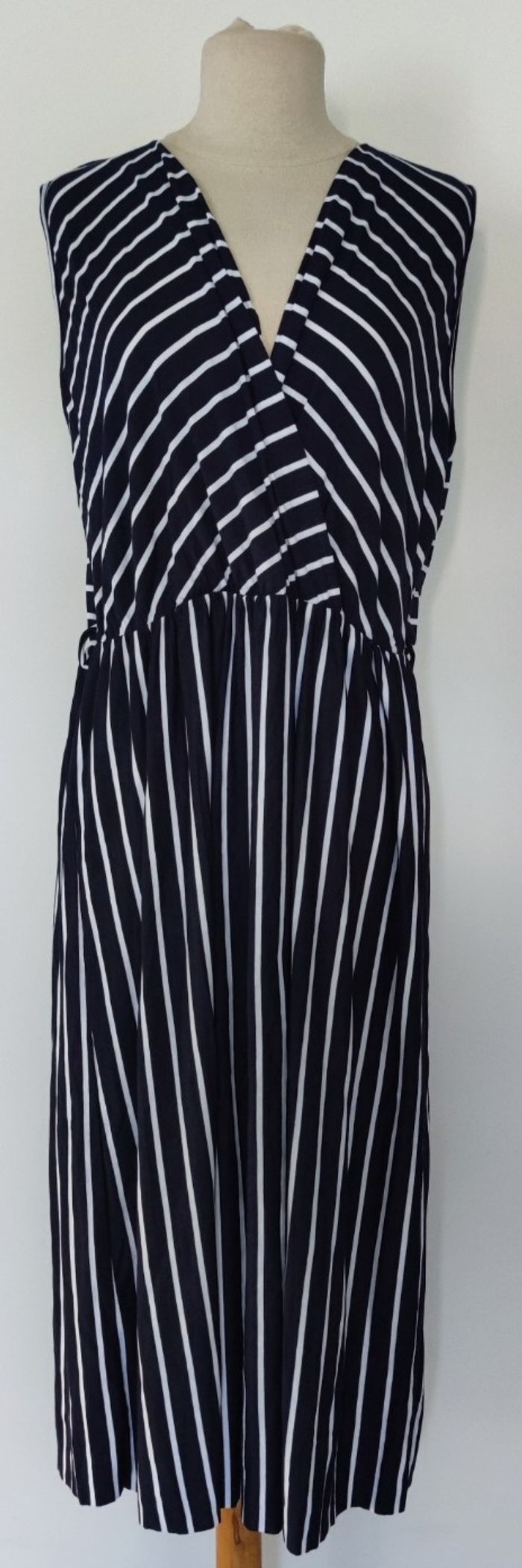 Robe sans manches avec col en V marque Actuelle taille 46/48 couleur bleu rayé blanc pour femme