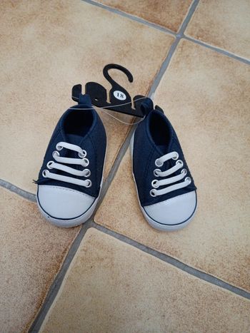 Paire de chaussures taille 17 18 neuves