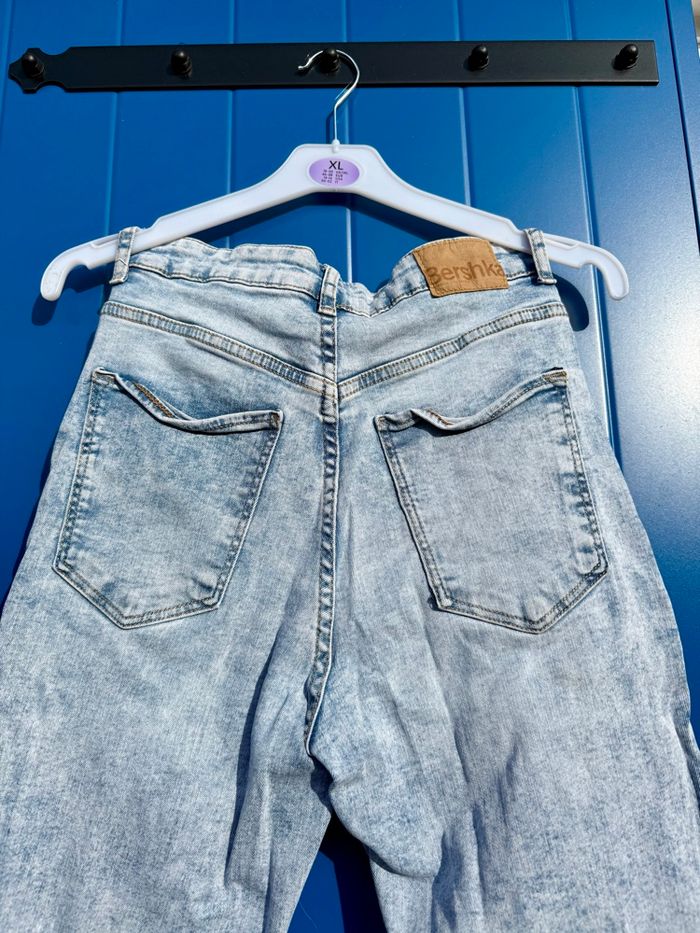 Bershka - Jean à ourlet fendu - Bleu clair - photo numéro 3