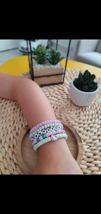 5 bracelets en perles neufs