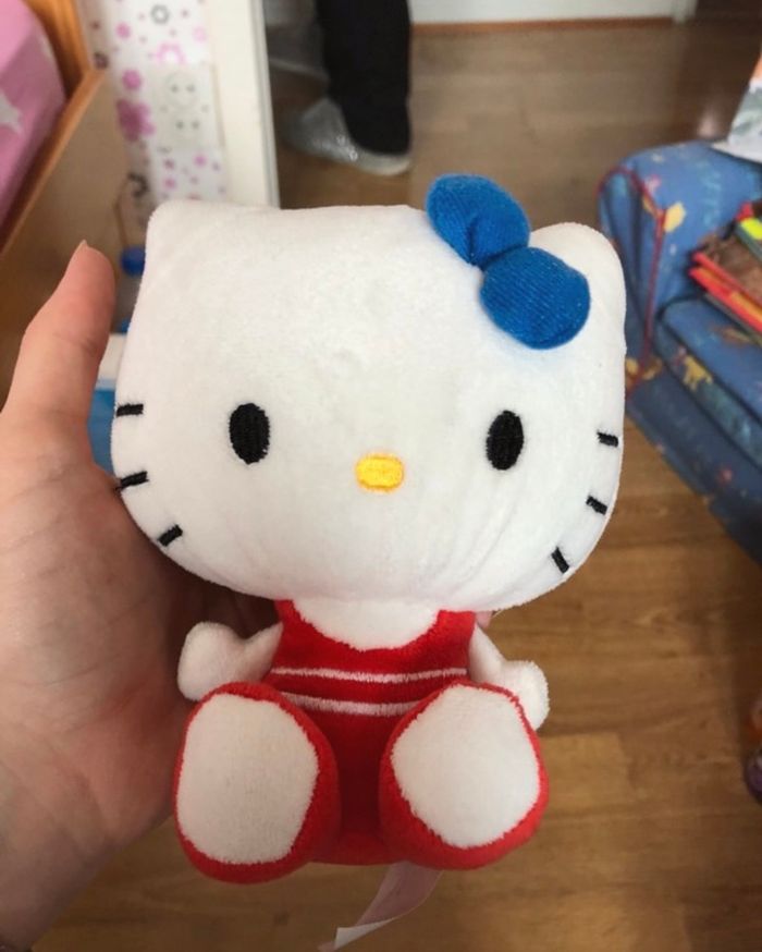 Peluche Hello Kitty rouge et blanche.
