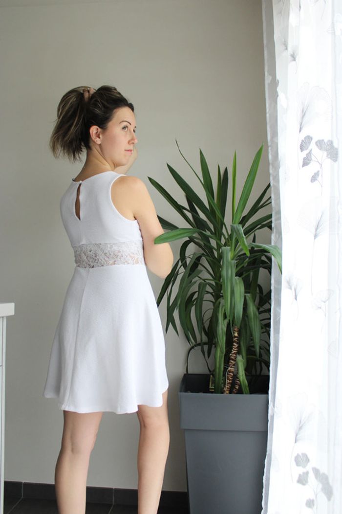 Jolie robe blanche avec dentelle taille M/38 - photo numéro 2