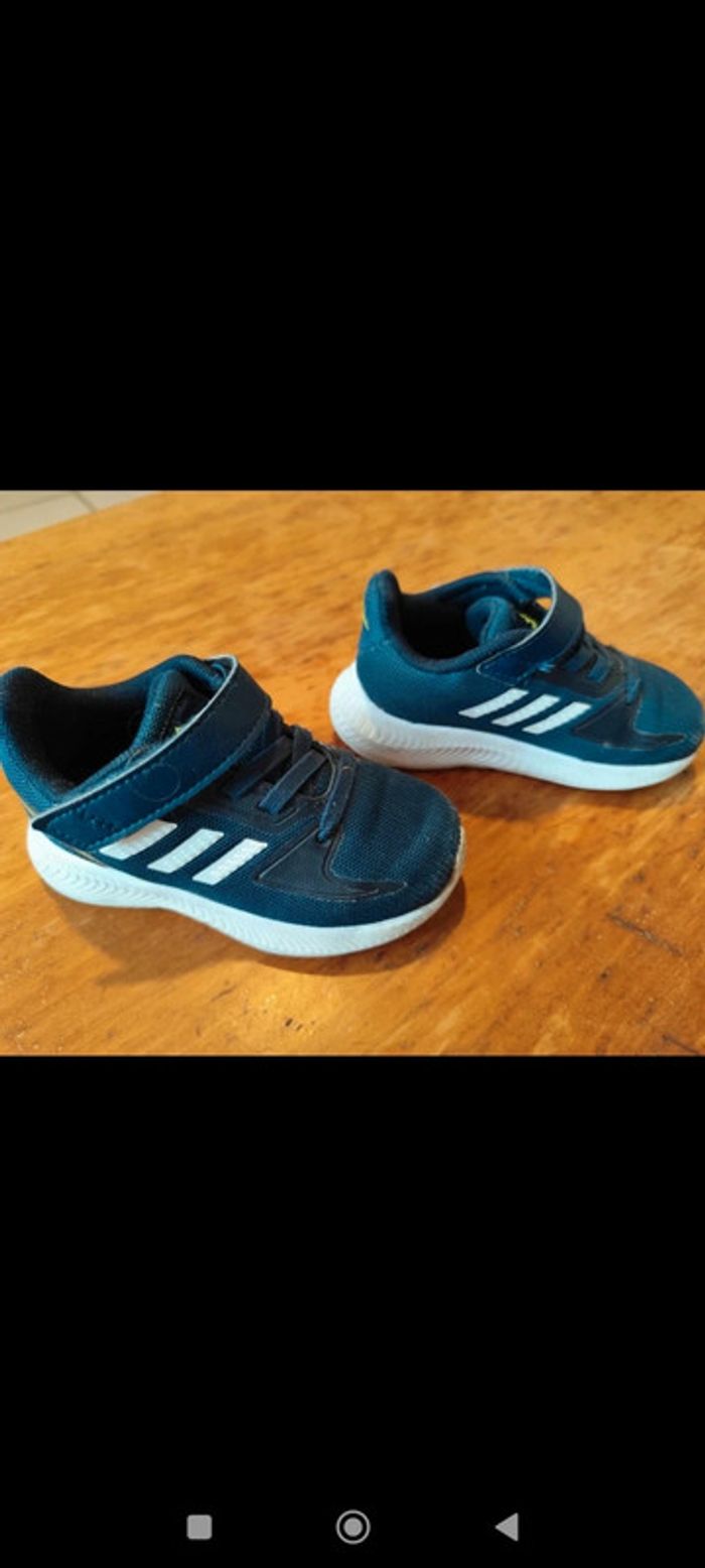 Basket Adidas bleu à scratch semelle blanche taille 22 - photo numéro 2