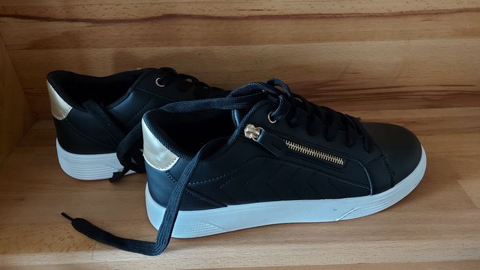 Baskets noirs et dorés P 42 - photo numéro 2