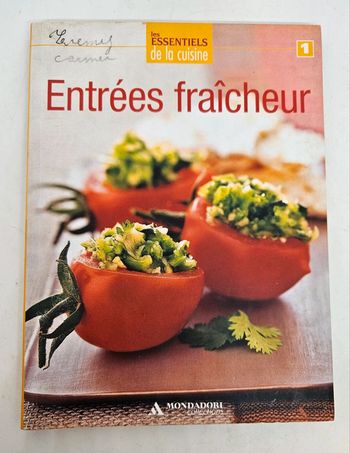 "Entrées fraîcheur".
Les essentiels de la cuisine.
160 pages.
ISBN : 978.2.35590.052.5
