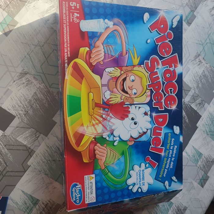 Pie face super duel hasbro relevé le défi sois le plus rapide pour entarter ton voisin. Quasi neuf