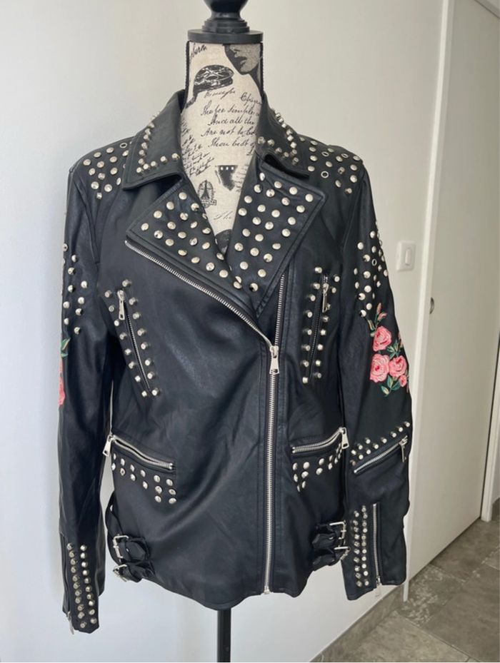 Splendide perfecto noir avec clous et broderies