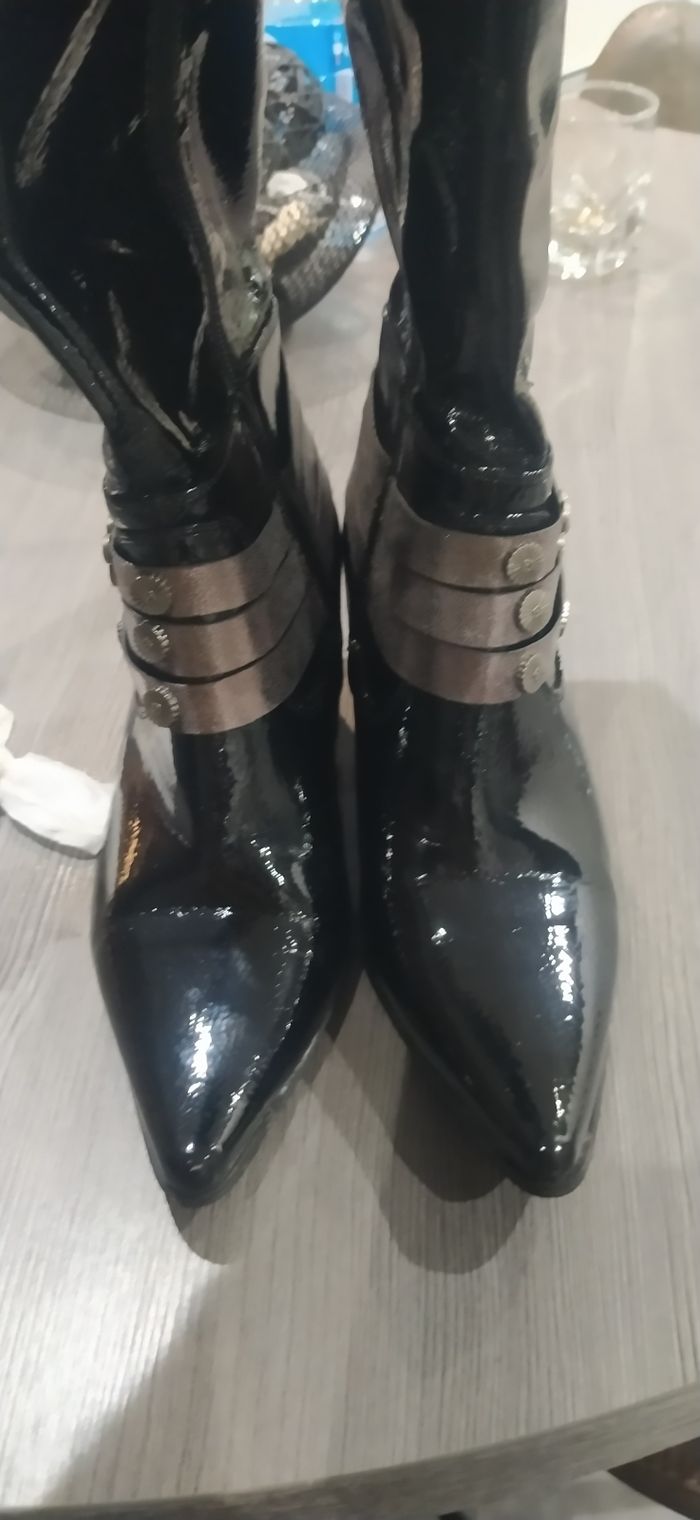 Bottes  hautes  noires vernies  p 37 - photo numéro 6
