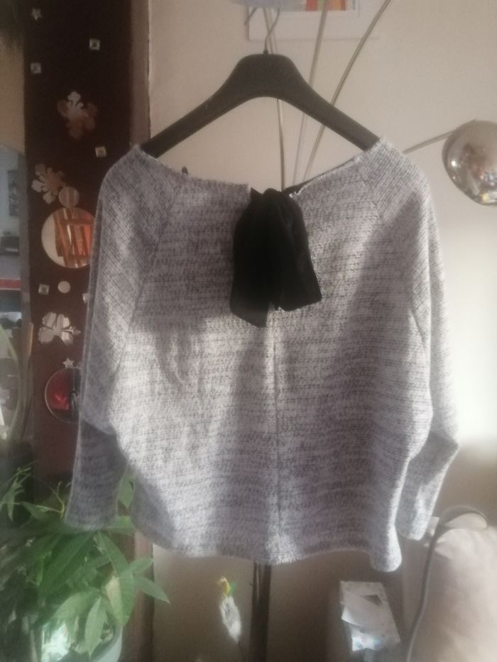 💮Pull gris avec ouverture dans le dos Taille 38 "Naf Naf" 🌸 - photo numéro 2