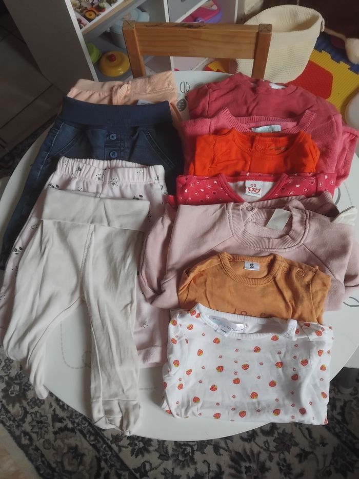 Lots de vêtements pour bébé de 6 mois en bon état. - photo numéro 2