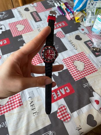 Montre noir et rouge.