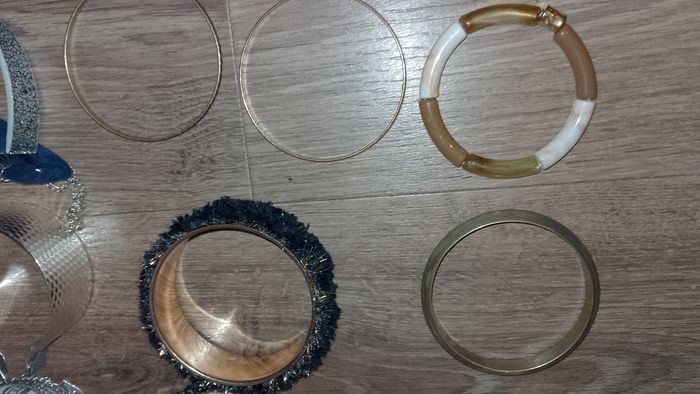 Différents bijoux, bracelets et colliers - photo numéro 6