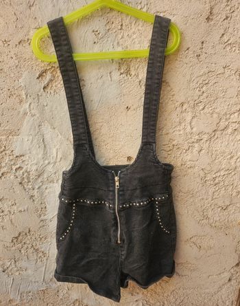 Combishort noir en jean avec zip sur le devant perle et rose brodés sur la poche arrièreCombishort noir en jean avec zip sur le devant perle et rose brodés sur la poche arrière 
Tally weijl 
Taille 38
Très bon état 
Aucun défaut 
Prix négociable 
Remise e