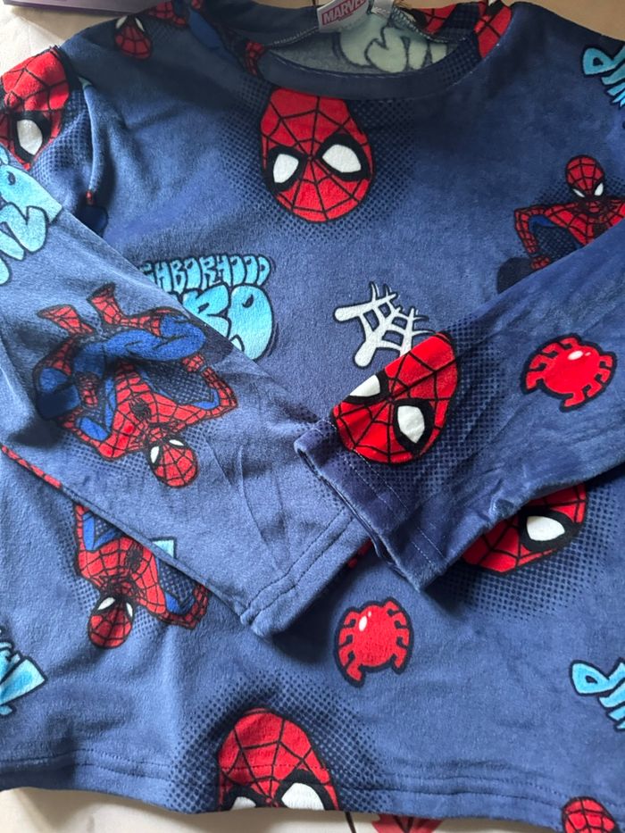 Pyjama velours Spiderman neuf 6 ans - photo numéro 4