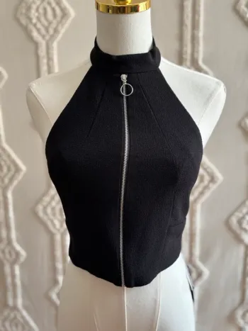 Top noir zippé col montant ASOS taille 36 – style goth chic y2k / alt / edgy