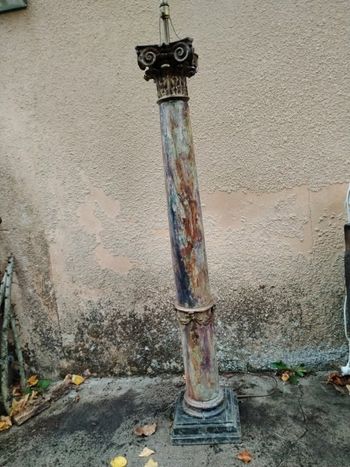 Colonne en bois peint antique luminaire