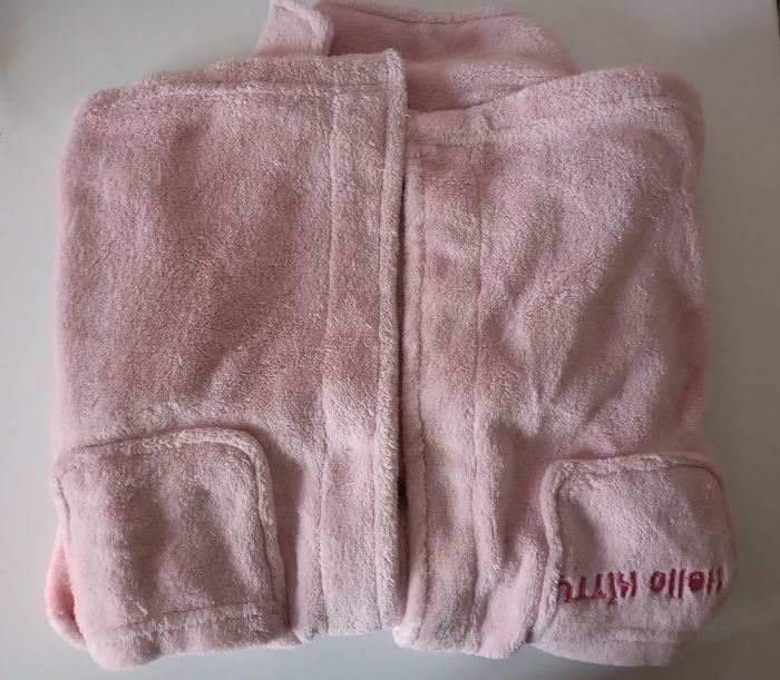 Robe de chambre rose clair 4 ans  polyester 2 poches et une ceinture.Hello Kitty. Très bon état - photo numéro 9