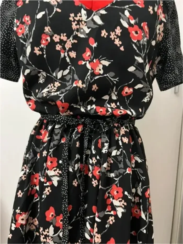Robe patineuse fleurie noire et rouge New Look - photo numéro 8