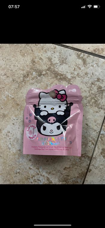 Lot masque à lèvre et baume à lèvre hello kitty
