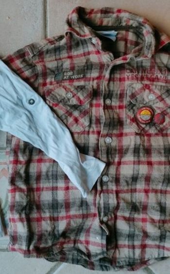 Lot taille 4 ans de 1 tee shirt manches courtes et 1 chemise manches longues