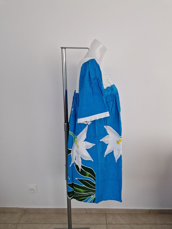 Robe polynésienne bleu à fleurs avec détail dentelle fleurie - photo numéro 6