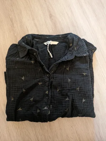 Chemise noire a fleurs dorées