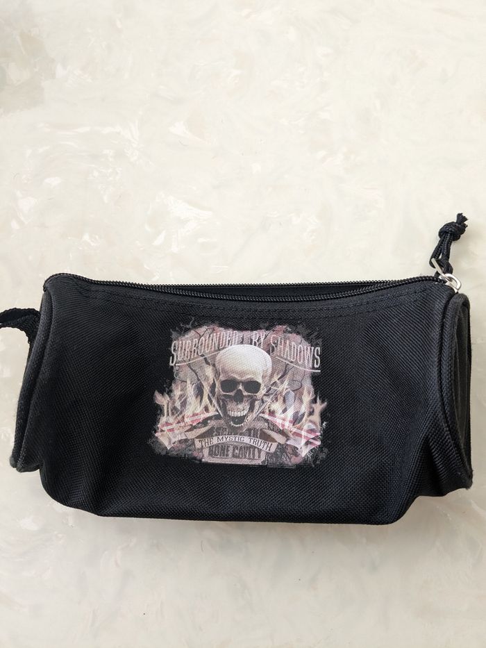 Trousse noire imprimé The Mystic Truth.