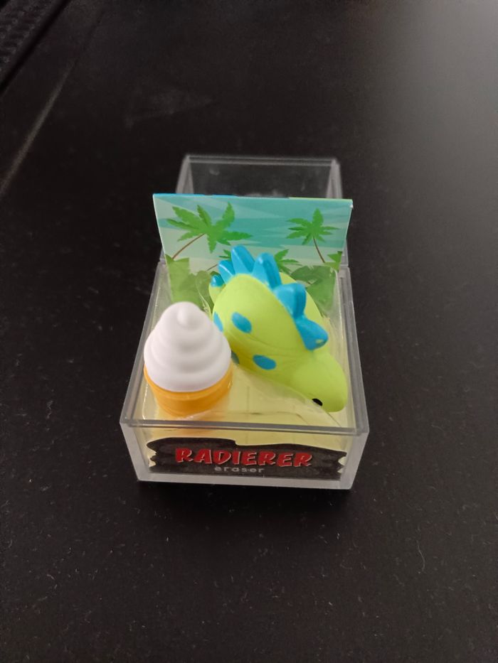 Boîte de 2 gommes différents modèles - photo numéro 2