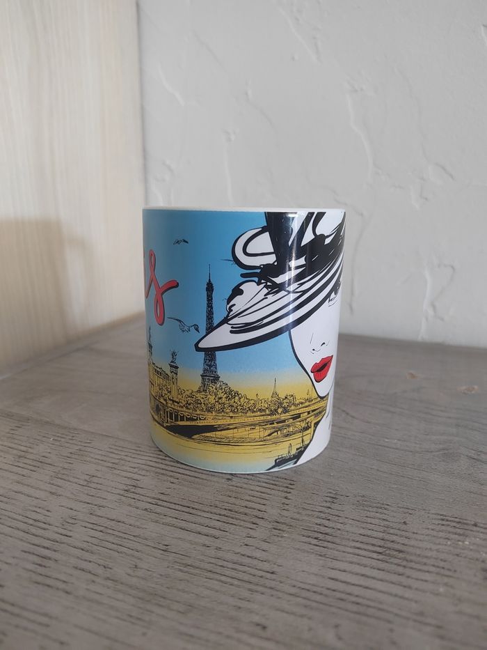 Mug souvenir Paris en céramique – Tourisme France – illustration femme et monuments - photo numéro 2