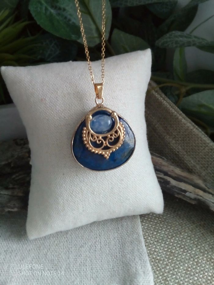 Collier pendentif en pierres de lapis lazuli lune naturelles