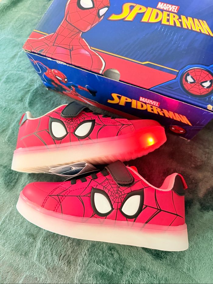Basket Spiderman Marvel lumineux - photo numéro 3