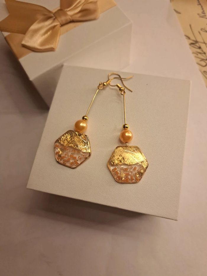 Boucles d'oreilles pendante en résine orange et doré - photo numéro 2