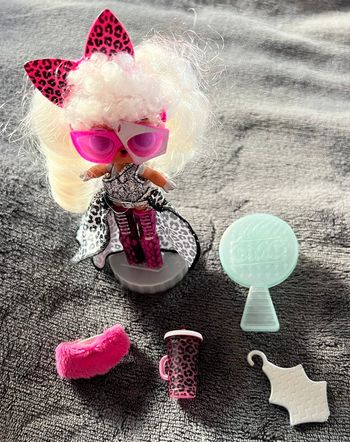 Petite poupée Lol surprise + accessoires comme sur la photos ( 23 )