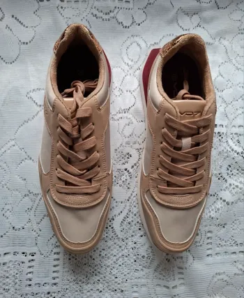 Baskets beiges nude, tendance et confort, neuves, taille 39.