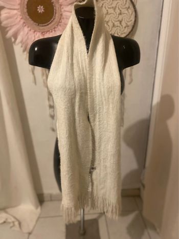 Très jolie écharpe crème 100% acrylique