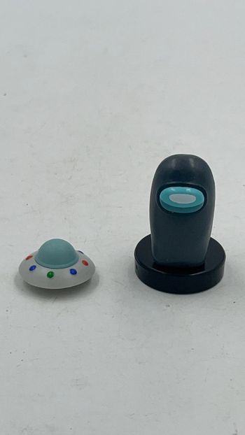 Figurine Among Us + accessoire Tomy