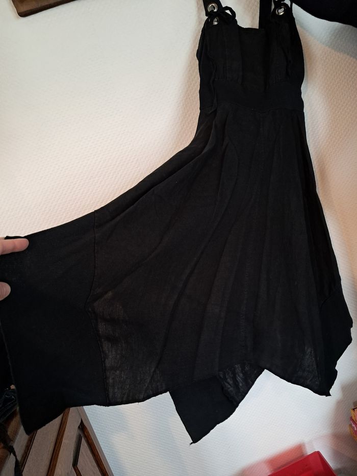 Petite robe noire mi-longue - photo numéro 3