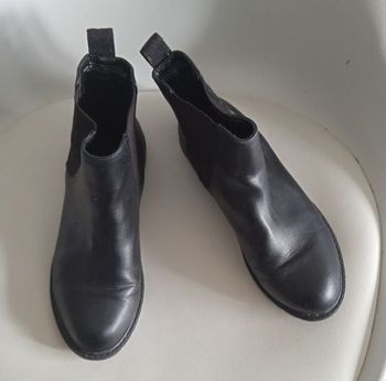 Belles bottines en cuir véritable couleur noir 
