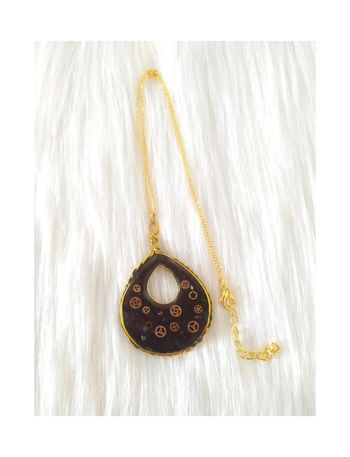 Collier chaîne avec pendentif en résine avec incrustations roues engrenages style steampunk